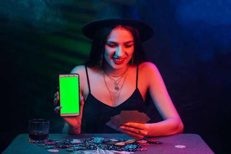 Tim dukungan pelanggan raja mujur membantu pengguna melalui aplikasi mobile